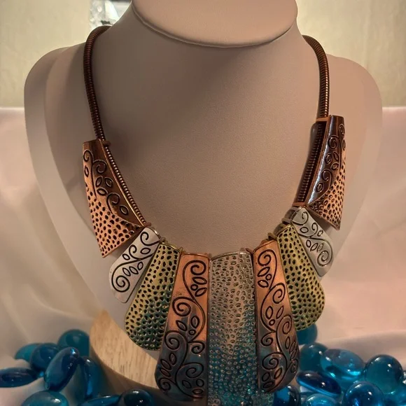 Elegant Multicolor Statement Necklace - Picture 2 of 3